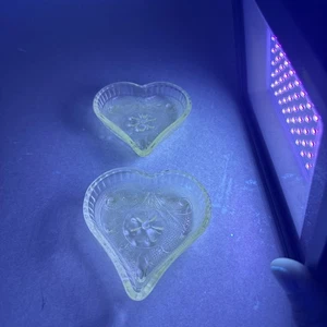 Vintage Paar Indiana blau Glas Herz kleine Schmuck Schale leuchtet unter 365 Licht - Bild 1 von 13