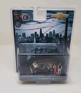 M2 Machines Diorama 1971 Chevrolet Van G10 The Warrior Brown R10 25-04 New 2025 - Picture 1 of 11