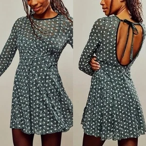 Nuevo con etiquetas Mini Vestido Free People Sheer Delight de Encaje con Espalda Abierta en Verde - S - Imagen 1 de 10