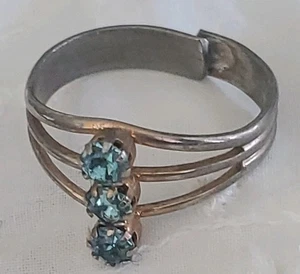 Lovely SZ 9 RING BLUE STONES SILVER TONE COCKTAIL SZ 9 RING ADJUSTABLE. ~  08 - Picture 1 of 6