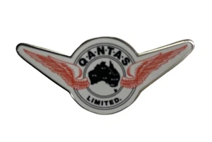 333560 QANTAS AUSTRALIA LIMITED HISTORIC 1930 - 1944 LOGO LAPEL PIN BADGE - Bild 1 von 1