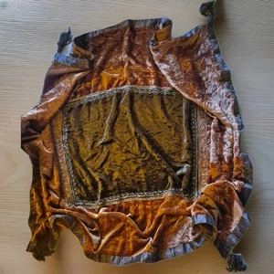 Manta con cuentas borlas óxido y marrón forro satinado terciopelo boho 59"X 51" usada en excelente estado  - Imagen 1 de 9