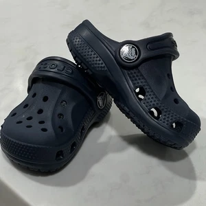 Crocs Classic blu navy taglia 4 bambino usato in ottime condizioni! - Foto 1 di 8
