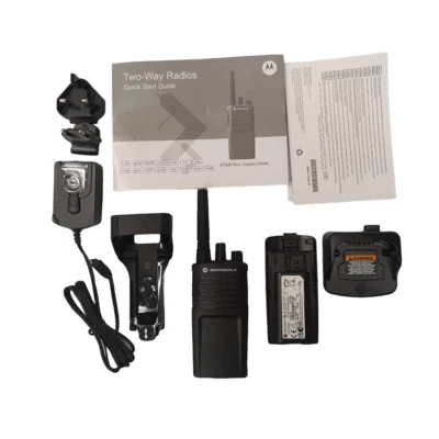 MOTOROLA XT420 HANDFUNKGERÄT LIZENZFREI PMR446 IP55 LADEGERÄT HOLSTER BAUSTELLE - Bild 1 von 3