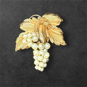 Vintage Napier Brooch Grapes Faux Pearl Gold Plated Leaf Brooch - Picture 1 of 5