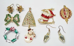 8 Pieces Christmas Tree Jewelry Pins + Earrings- Wreath-Santa-Ornaments-Snowman - Bild 1 von 9