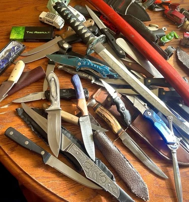 Cajón de chatarra 12, lb’s de cuchillos juguetes herramientas bolsillo plegable utilitario estaca y más Foto 1 de 4