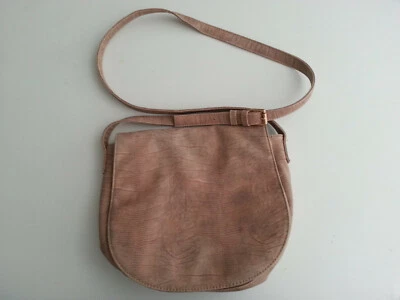 Bolso de mano Crossbodoy vegano de imitación de cuero beige Solesociety Foto 1 de 4