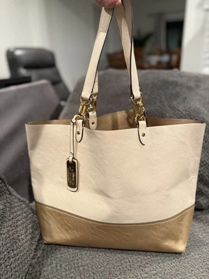 Ralph Lauren Tote Bag Shoulder Large Purse Metallic Gold And Cream (450) - Imagem 1 de 4