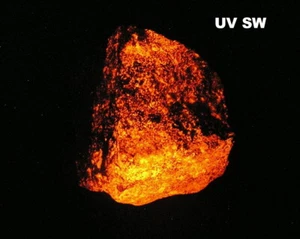 TEPHROIT mit FLUORESZIERENDEM CALCIT - 5,4 cm - HARSTIGEN MINE, SCHWEDEN 29314 - Bild 1 von 8