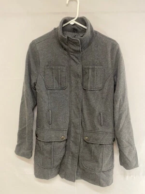 Casaco feminino Rue 21 manga longa tamanho médio cinza com zíperes e botões. Capuz faltando - Imagem 1 de 4