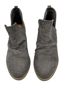 Report Womens Dakota V Slit Ankle Booties Size 7 Gray Perforated Suede Chic - Picture 1 of 10