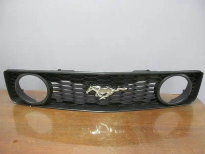 OEM - Buen estado usado. Cubierta de la rejilla del parachoques delantero Ford Mustang 2005-2009 Foto 1 de 4