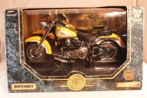 1995 MATCHBOX HARLEY-DAVIDSON FAT BOY MOTO GIALLA SCALA 1/9 PRESSOFUSA #57122 - Foto 1 di 3