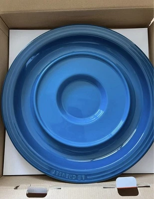 Plato Redondo Le Creuset con Tabla de Cortar Inserto Marsella Azul Nuevo Foto 1 de 3