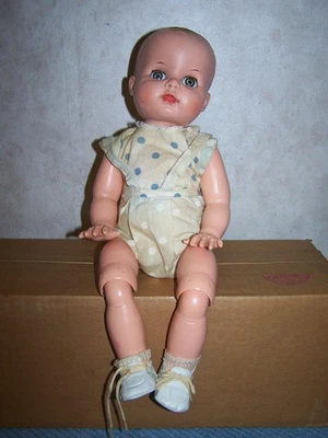 Muñeca bebé Uneeda vintage 15" piernas articuladas cabello moldeado ojos abiertos cerrados TJ Foto 1 de 4