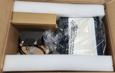 Lámpara de inundación LED de bronce Keystone KT-FLED100PS-R4A-UNV-8CSB-VDIM Foto 1 de 4