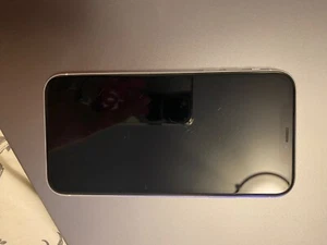 Apple iPhone XR - 64 Go - Blanc (Désimlocké) (CDMA + GSM) (CA) État de la batterie 77% - Photo 1 sur 2
