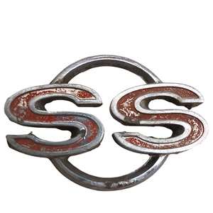 Vintage Chevrolet SS Automotive Emblem Badge – Classic Muscle Car Trim Ornament - Foto 1 di 11