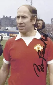 Sir Bobby Charlton + original signiertes Foto 10 x 15 cm - Bild 1 von 1