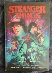 Stranger Things Edizione Biblioteca Vol. 1 (Copertina rigida) - Foto 1 di 4
