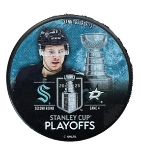 Disco de hockey recuerdo playoff Seattle Kraken Yanni Gourde Rd 2 Juego 4 5/7/23 - Imagen 1 de 3