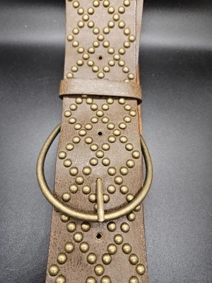 Cinturón para mujer Steve Madden con hebilla circular imitación cuero marrón talla L tachonado Foto 1 de 4