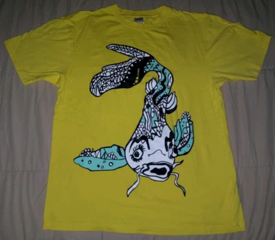 CAMISETA IKEA FISH PARA HOMBRE PEQUEÑO EMPLEADO UNIFORME AMARILLO JERSEY LOGOTIPO ESTAMPADO KOI Foto 1 de 4