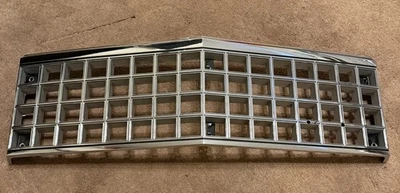 Chevrolet Monte Carlo 1980 parrilla delantera cromada con emblema de fábrica OEM 14008332 Foto 1 de 2