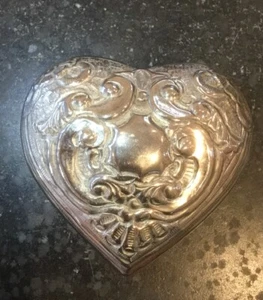 Hermosa caja de baratijas en forma de corazón enchapada en plata - grabada y en relieve. Marcado IS - Imagen 1 de 10