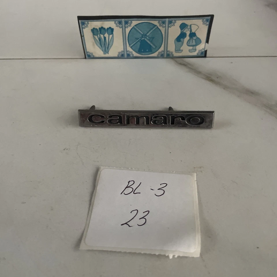 Chevy OEM 1967 Camaro panel de cabecera de metal cromado emblema insignia logotipo nombre 3909137 Foto 1 de 4