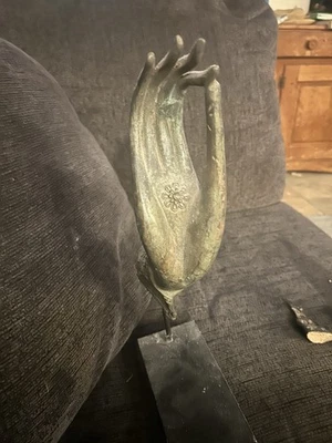 Escultura decorativa de mano de Buda de bronce en base Foto 1 de 2