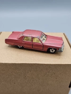 Cadillac Fleetwood Brougham Tomica 1976 rosa diecast car F2 Tomy Japón Foto 1 de 4