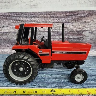 Cosechadora Ertl International 5088 vintage escala 1/16 tractor fundido a presión rojo/negro Foto 1 de 4