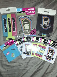7-Eleven Slurpee verschiedene Merch, Cozies, Aufkleber, Kroko Charms und mehr - Bild 1 von 1
