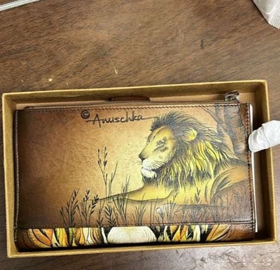 Cartera de cuero pintada a mano Anuschka con bolsillo para teléfono y correa para muñeca Lions Pride Foto 1 de 3