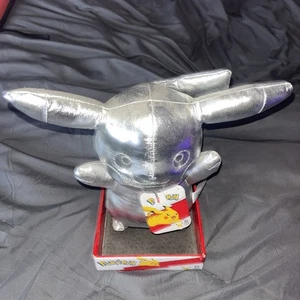 Pikachu Plush Silver 12" GameStop Pokemon 25th Anniversary Celebration Chrome - Bild 1 von 4