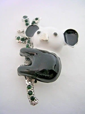 PIN OSO KOALA CON ESMALTE BLANCO, NEGRO, CIRCONITAS CÚBICAS VERDES EN ACERO INOXIDABLE Foto 1 de 4