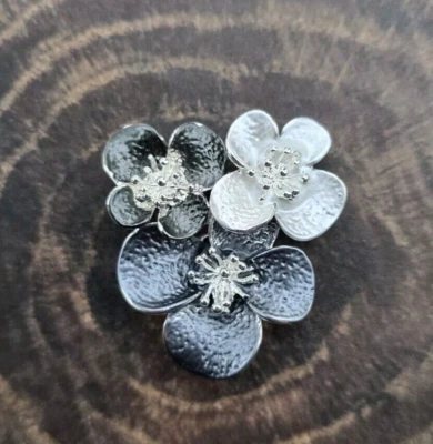 Broche MAGNÉTICO Broche Flor Gris, Blanco y Plateado. Broche bufanda sin pin Foto 1 de 4