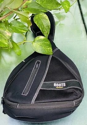 Bolso Roots Sport Slingback Neopreno Pequeño Rojo y Negro. Usado.  Foto 1 de 3