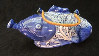 Tetera con figura de pez koi de porcelana azul y blanco asiático vintage con tapa Foto 1 de 4