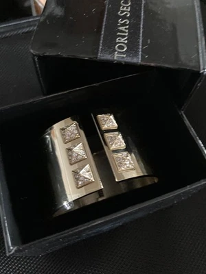 Brazalete Victoria's Secret escandaloso raro edición limitada con bisagras tono dorado Foto 1 de 3