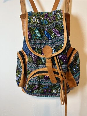 Mochila feminina de couro/bordado - Pássaros roxos azuis e verdes - Imagem 1 de 4