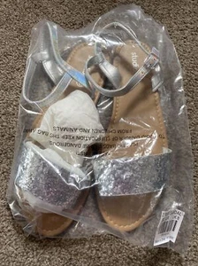 WOMANS SILVER GLITTERY SIZE 8 FLAT SUMMER SANDALS HOLIDAY BIRTHDAY GIFT PRESENT - Picture 1 of 3