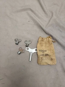 Lot Of (4) Winding Keys With A Bag - Picture 1 of 7