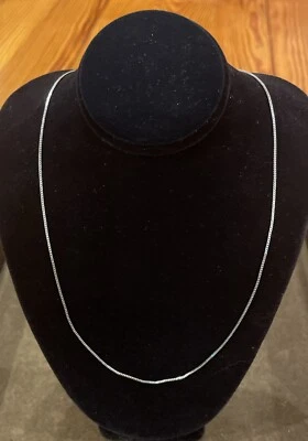 "Hermoso collar de cadena de caja delicada placa de oro blanco de 18 quilates 18""" Foto 1 de 4
