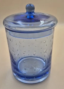 Hermoso bote de vidrio azul con tapa vintage con burbujas controladas de 6" de alto - Imagen 1 de 9