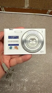 Samsung MV900f Flip-out Vlog Camera White With Battery - Picture 1 of 6