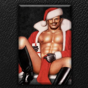 TOM OF FINLAND SEXY WEIHNACHTSMANN KÜHLSCHRANKMAGNETE ATEMBERAUBEND METALL KÜHLSCHRANKMAGNET HOMOSEXUELL - Bild 1 von 3