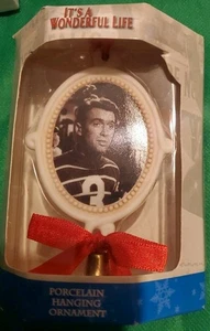 Adorno de Navidad ENESCO 2002 IT'S A WONDERUS LIFE George Porcelain H62 Nuevo en caja - Imagen 1 de 4